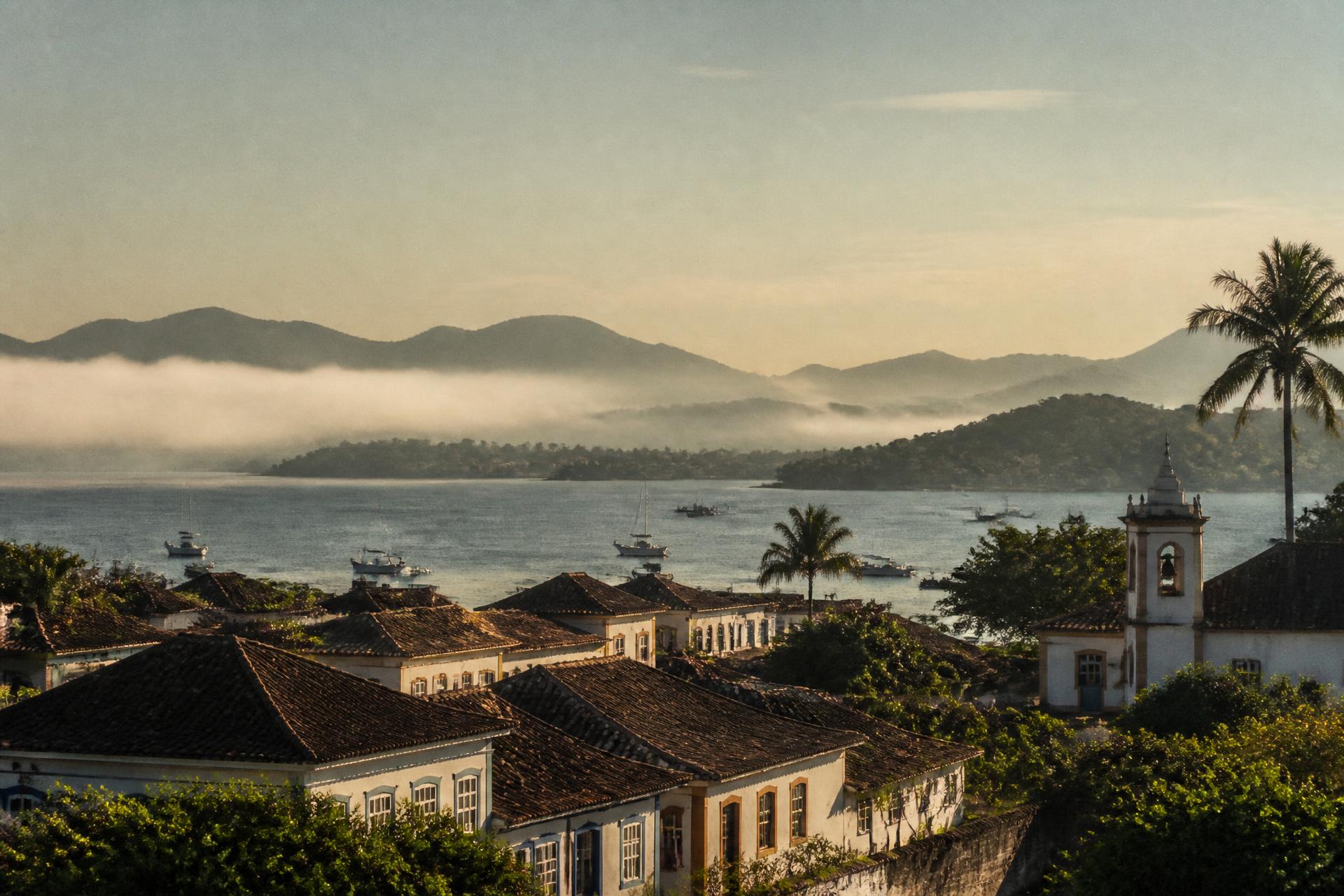Vista do vilarejo açoriano de Santo Antônio de Lisboa e da baía