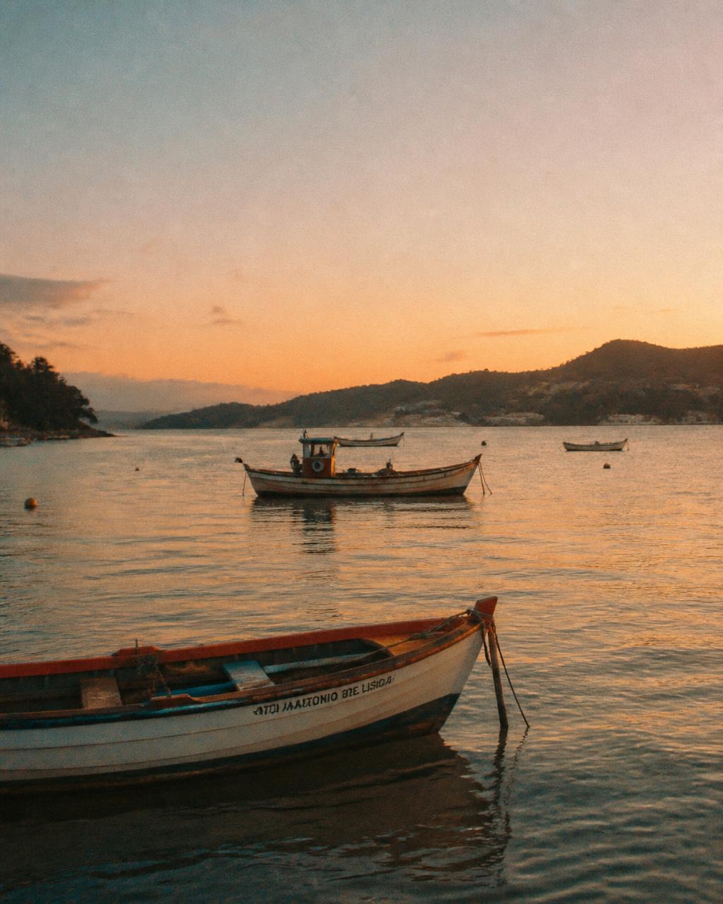 Barcos de pesca na baía de Santo Antônio de Lisboa ao pôr do sol