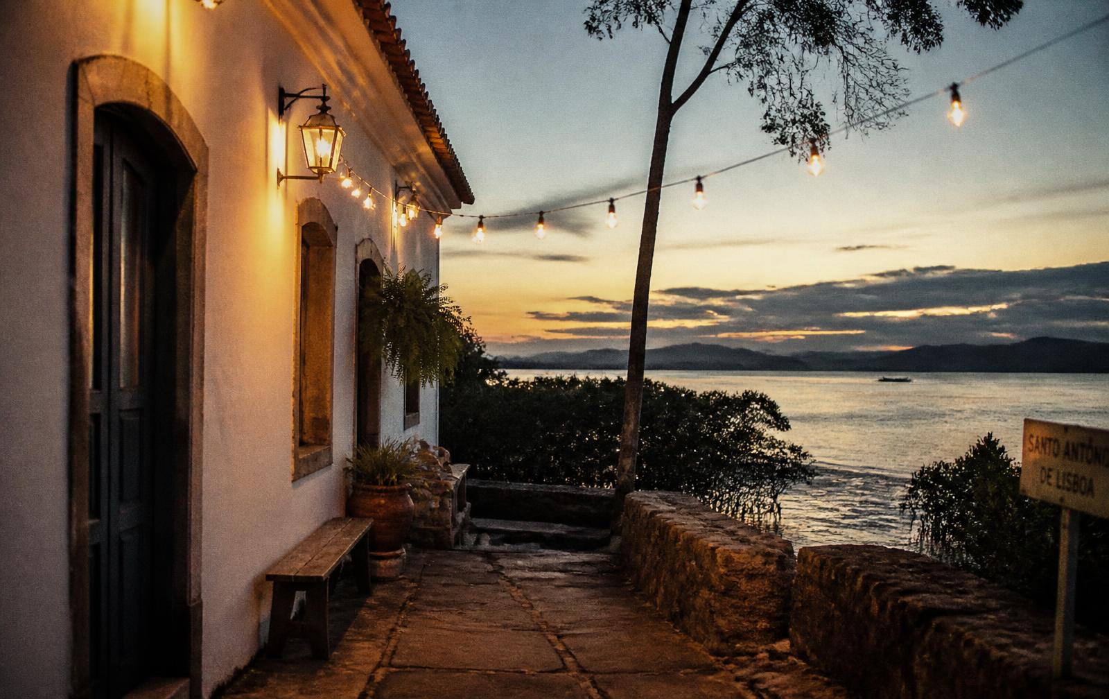 Terraço à beira-mar em Santo Antônio de Lisboa ao entardecer